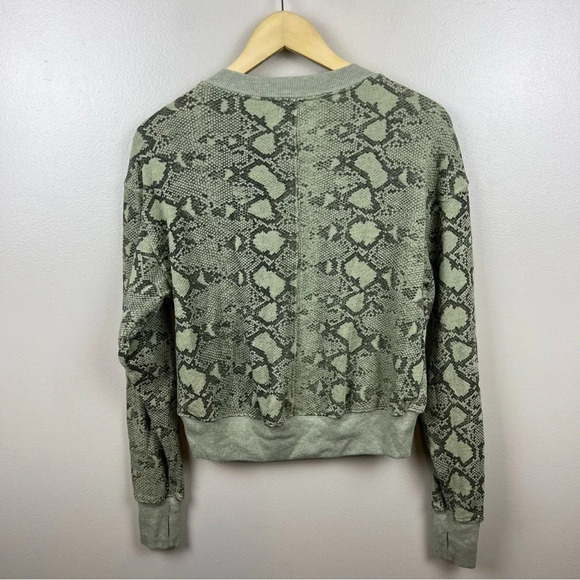 Pam & Gela Cropped Hi Low Sweatshirt Small Green Python Snake Print Crewneck - Picture 2 of 8